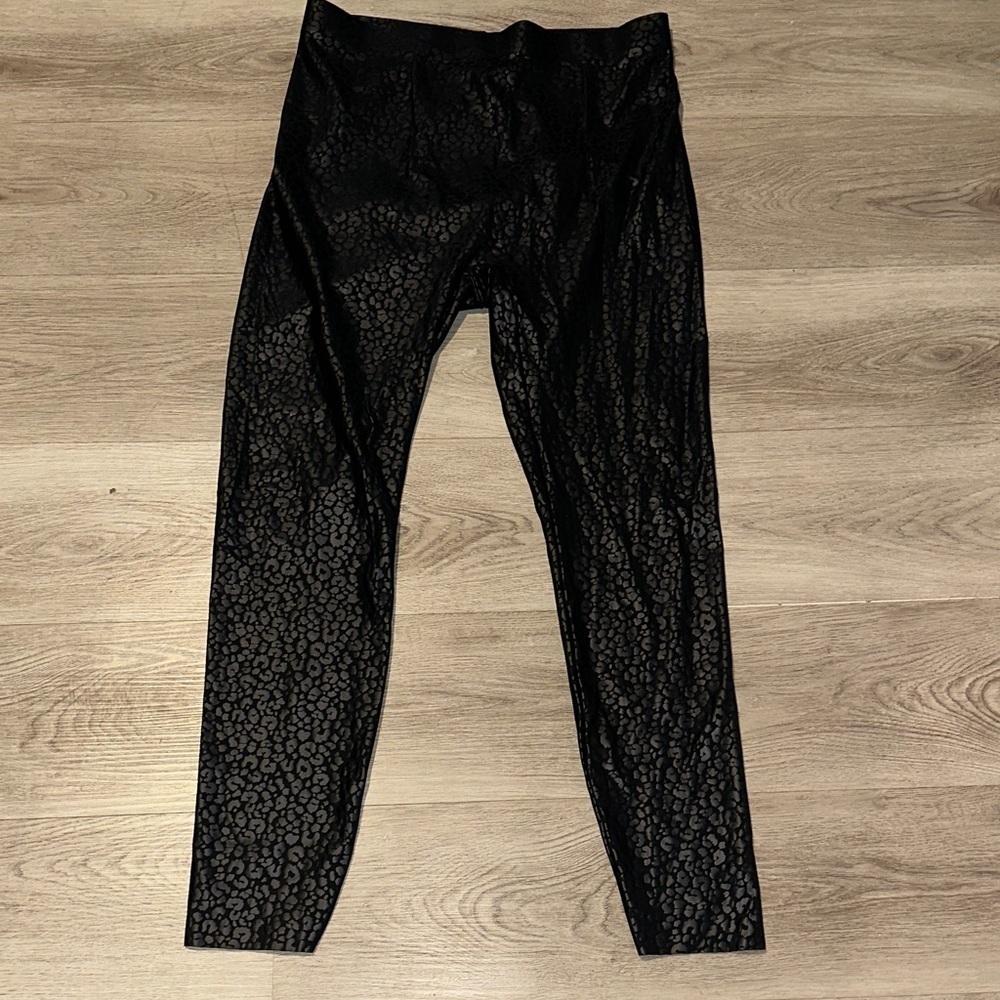HUE Black Animal Print Leggings